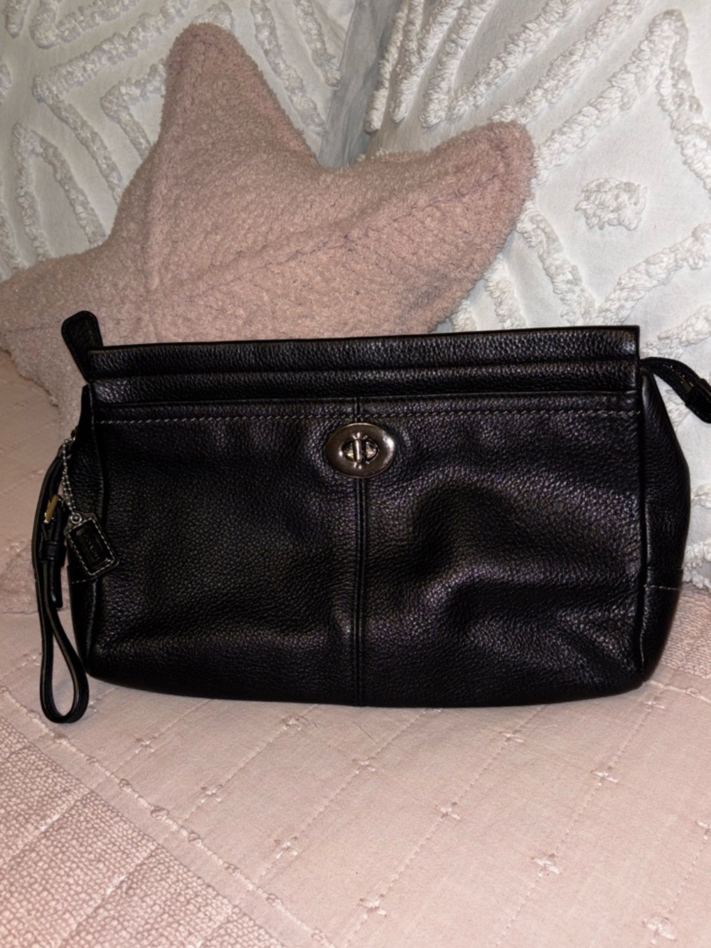 NWOT Coach Black Park
Leather Turnlock Wristlet
Clutch
STYLE: F49481